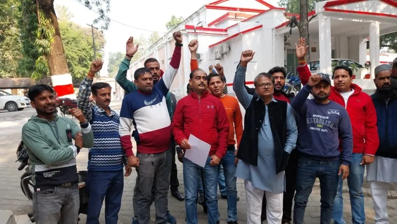 बहराइच: वन नेशन वन कमीशन की मांग को लेकर कोटेदारों का प्रदर्शन