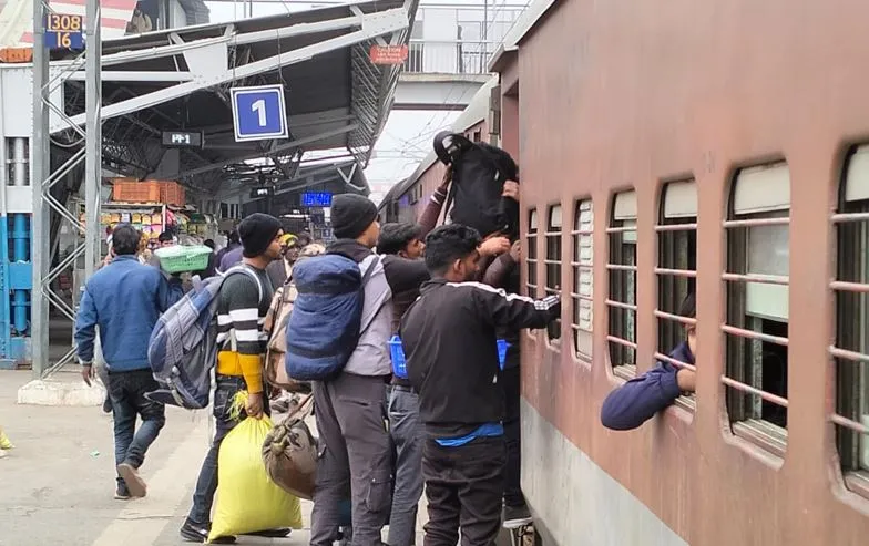 बरेली: ट्रेनों की लेटलतीफी और भीड़ बढ़ा रही यात्रियों की तकलीफ