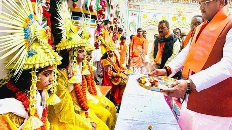 Banda: हरे बांस मंडप छाए, सियाजू को राम ब्याहन आए, विवाह पंचमी के मौके पर नगर में गाजे-बाजे संग निकली श्रीराम की बरात