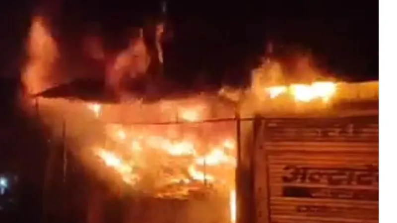 Banda Fire: फुटवियर में भीषण आग से नकदी समेत 20 लाख का माल जलकर खाक, दमकल के देरी से पहुंचने पर लोगों में आक्रोश
