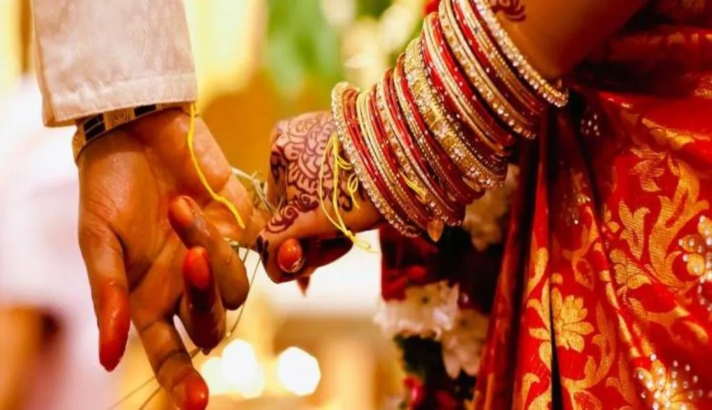 रामपुर: शादी के लिए प्रेमी के घर दो दिन से बैठी युवती, प्रेमी और परिजन घर छोड़कर फरार