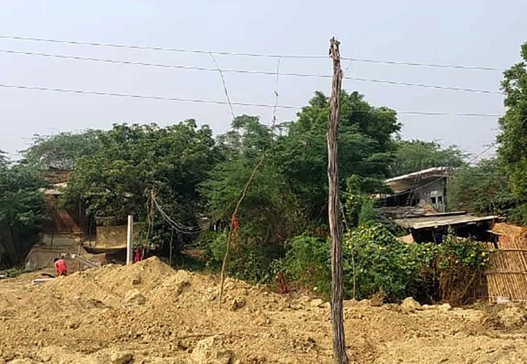 सालों से बांस बल्लियों पर दौड़ रही जानलेवा विद्युत लाइन,अनहोनी को इंतजार कर रहा मध्याचल विद्युत वितरण निगम