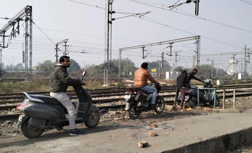 बरेली: सुभाषनगर पुलिया बंद तो जंक्शन पर जान जोखिम में डाल निकल रहे लोग