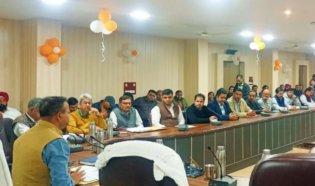 बरेली: बच्चों की सुरक्षा के लिए स्कूली वाहनों में मानकों का रखें ख्याल- डीएम