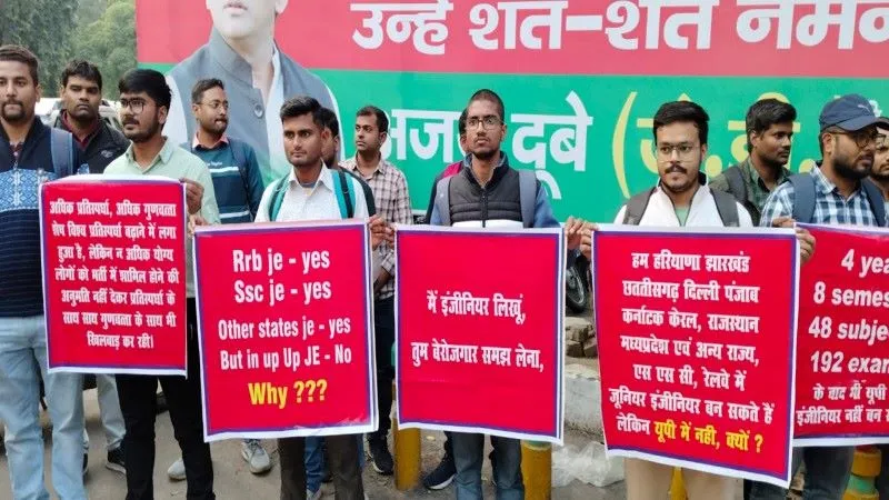 लखनऊ : मैं इंजीनियर लिखूं, तुम बेरोजगार समझ लेना, अखिलेश यादव से मिलने पहुंचे युवकों ने कही यह बात