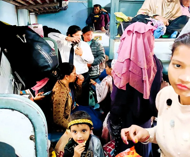 मुरादाबाद : मंडल में समय की पटरी से उतरीं प्रमुख ट्रेनें, यात्रियों की परेशानी बढ़ी