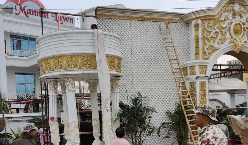 बरेली: मंडलायुक्त की नाराजगी के बाद पीलीभीत बाईपास पर मन्नत बरातघर का गेट जब्त