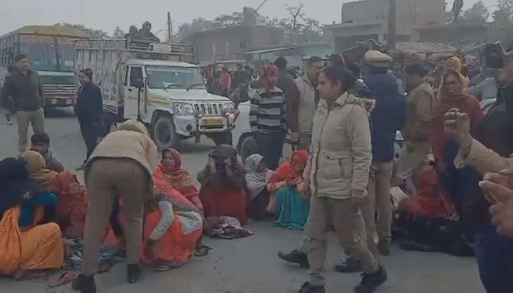 शाहजहांपुर: 15 दिन की बच्ची को मां की गोद से छीनकर भागे बदमाश, गुस्साए ग्रामीणों ने हाइवे पर लगाया जाम 