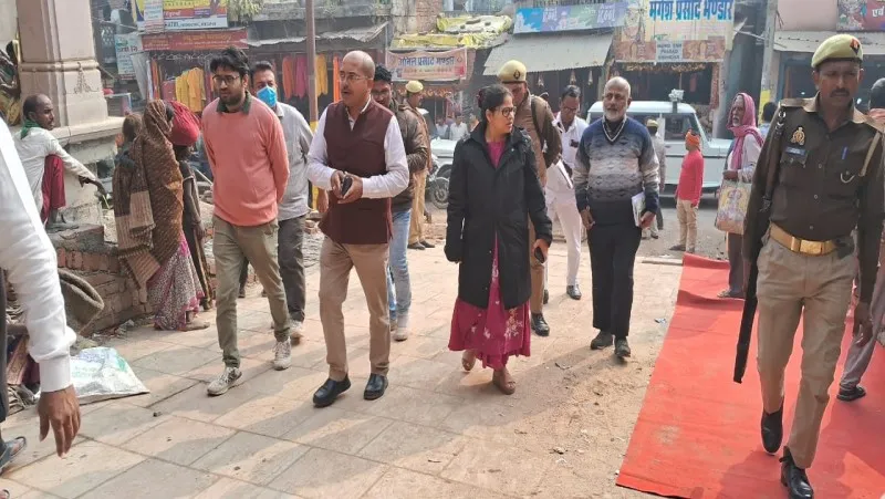 मीरजापुर: जिलाधिकारी ने विन्ध्याचल में निर्माणाधीन विन्ध्य कारीडोर का किया निरीक्षण