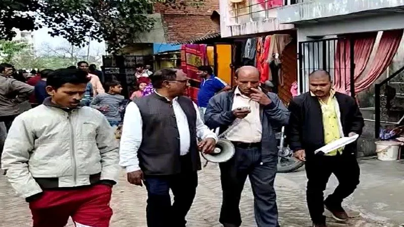 लखनऊ : घर छोड़ने को तैयार नहीं भीखमपुर के लोग, प्रशासन ने बिजली पानी के कनेक्शन काटे