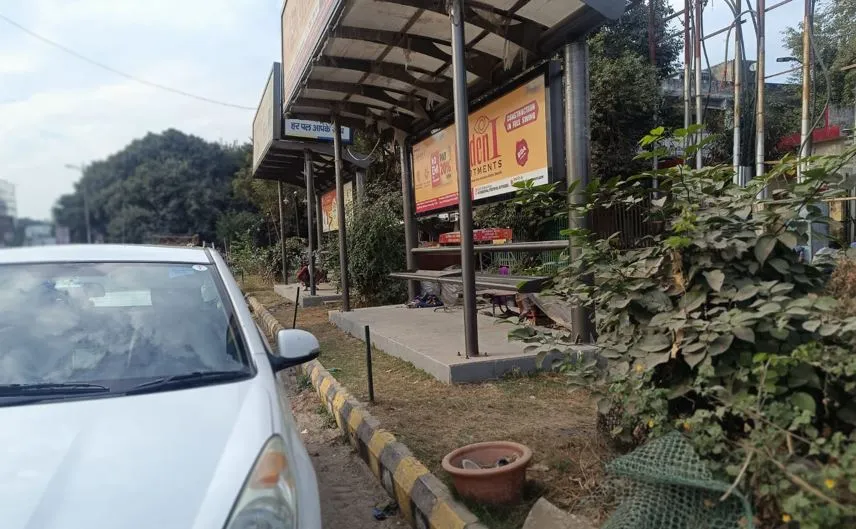 बरेली: यात्रियों के लिए नहीं, विज्ञापनों की साइट के लिए बने हैं ये शेड