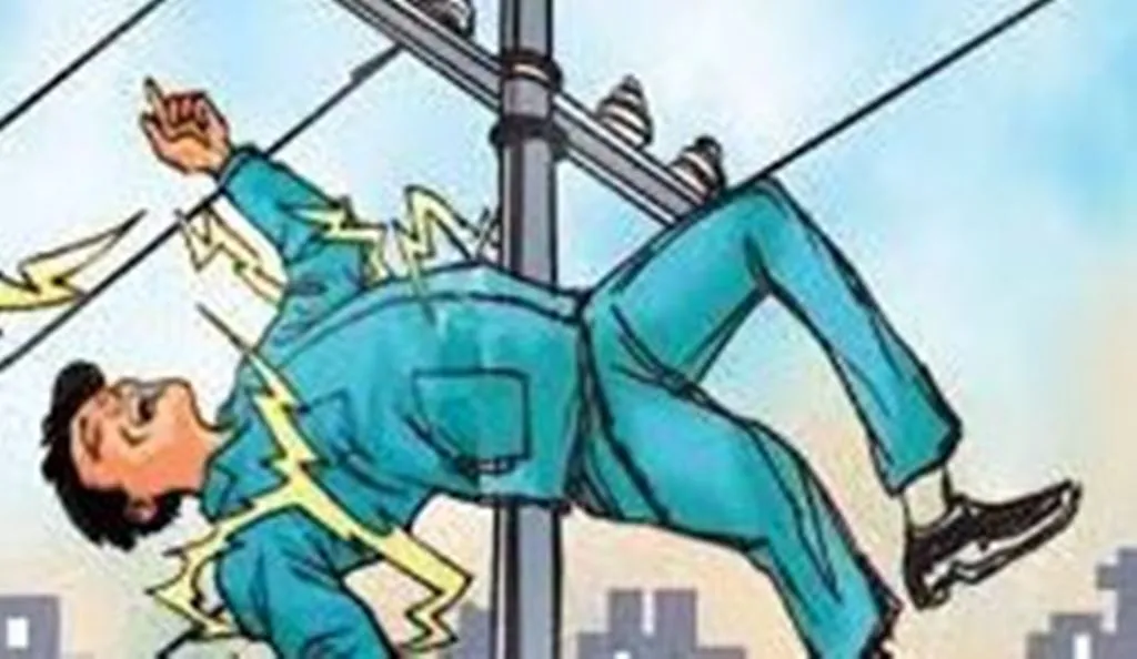 बरेली: करंट की चपेट में आने से संविदाकर्मी की मौत, चार घंटे खंभे पर लटका रहा शव, परिजनों ने किया हंगामा 