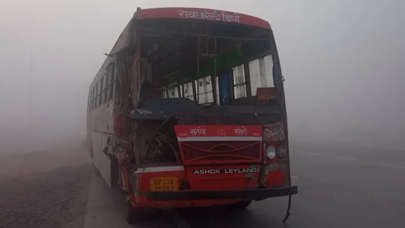 रायबरेली: ट्रक और बस की हुई भिड़ंत, हादसे में महिला घायल