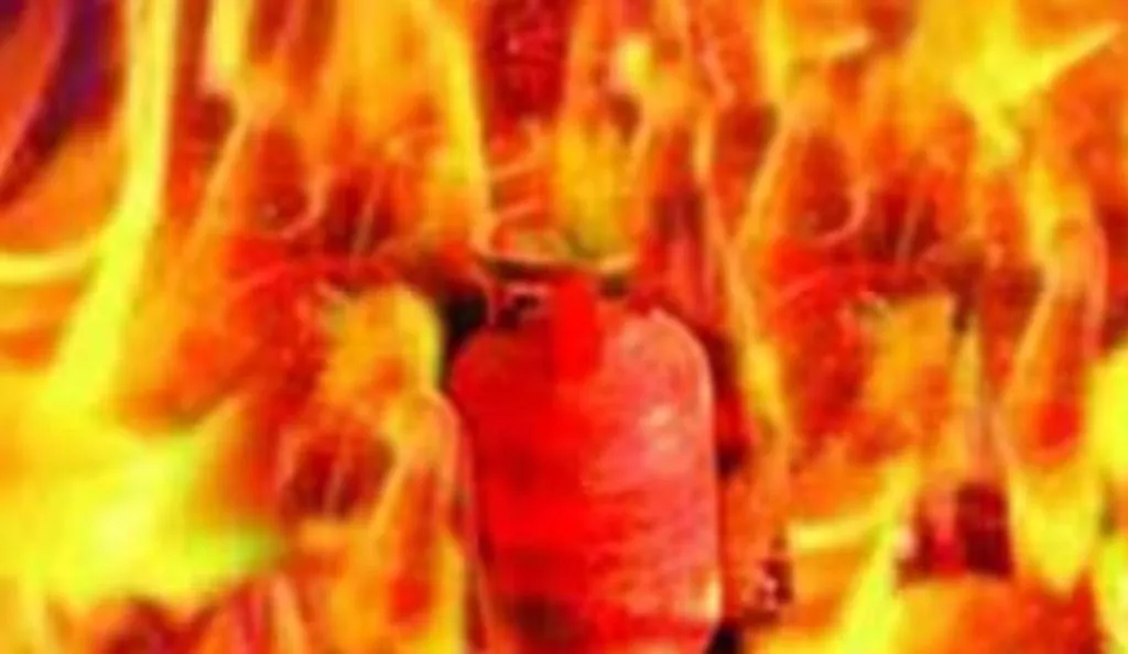 खाना बनाते समय गैस सिलेंडर में हुआ धमाका, एक ही परिवार के चार लोग गंभीर रूप से घायल 