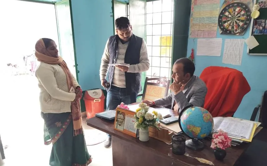 लखीमपुर-खीरी: बीएसए ने मोहम्मदी के परिषदीय विद्यालयों का किया निरीक्षण, टैबलेट का नहीं किया जा रहा प्रयोग 