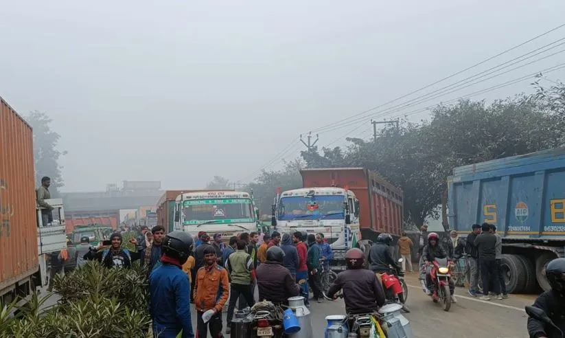 बरेली: नए कानून के विरोध में ट्रक चालकों ने नैनीताल हाईवे किया जाम, पुलिस के सामने रॉड और लाठी-डंडा लेकर आए सामने