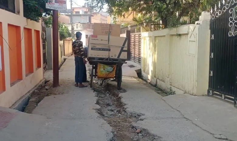 बरेली: सीवर लाइन डालने के लिए ठेकेदार सड़क खोदकर छोड़ गया, दर्द झेल रहे लोग