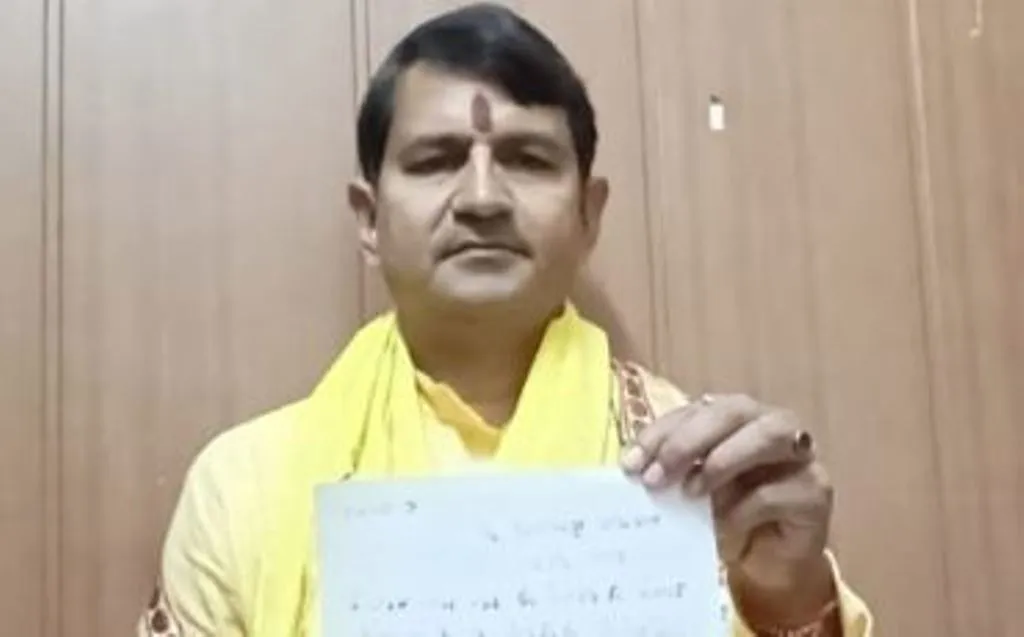 मथुरा: मुख्यमंत्री को लिखा खून से पत्र, श्रीकृष्ण जन्मस्थान के मूल गर्भगृह पर दीपदान करने की मांगी अनुमति