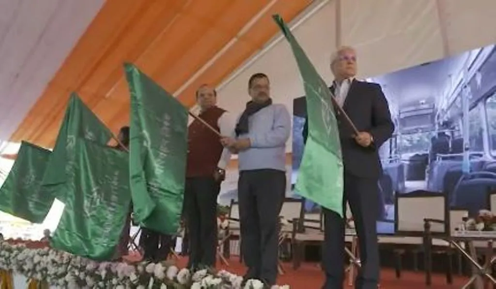  दिल्ली को मिलीं 500 इलेक्ट्रिक बसें, एलजी और सीएम ने दिखाई हरी झंडी 