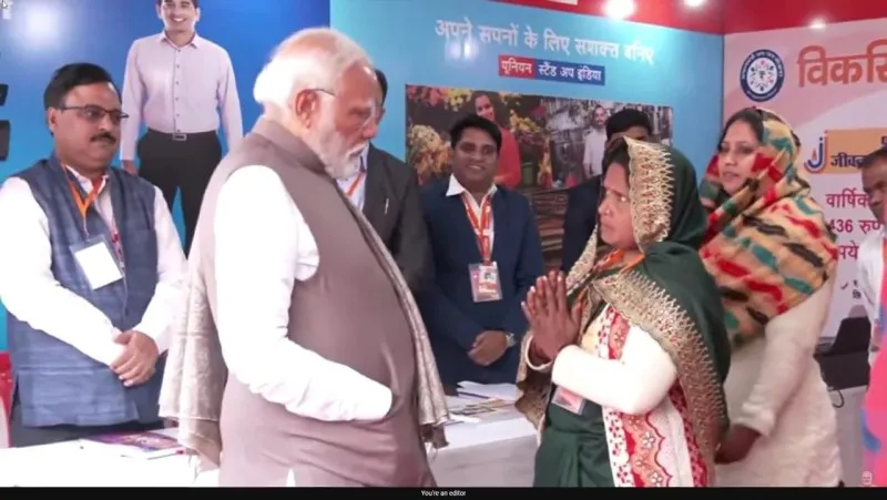 वाराणसी: संसदीय क्षेत्र पहुंचे नरेंद्र मोदी ने कटिंग मेमोरयल में लोगों से की बातचीत