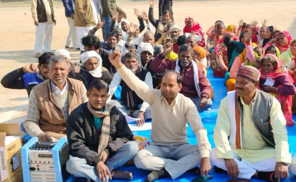 शाहजहांपुर: बिजली विभाग में भ्रष्टाचार के विरोध में व्यापारियों ने किया प्रदर्शन, अधीक्षण अभियंता को घेरा