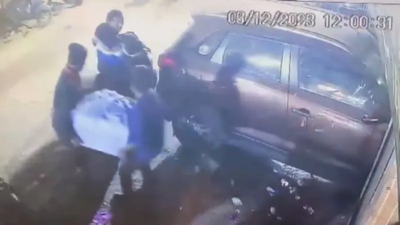  UP: स्कूटी में 13 करोड़ का सोना, डेढ़ करोड़ रुपये कैश लेकर भागा कारीगर, पुलिस कई राज्यों में कर रही छापेमारी, देखें- VIDEO