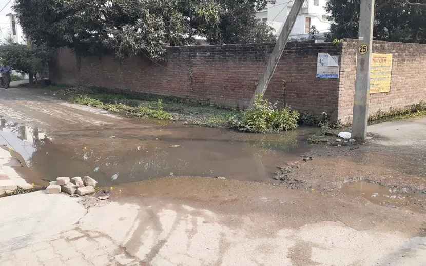 बरेली: सफाई के दावे चोक, उफन रहीं नालियां और सड़कों पर बह रहा पानी