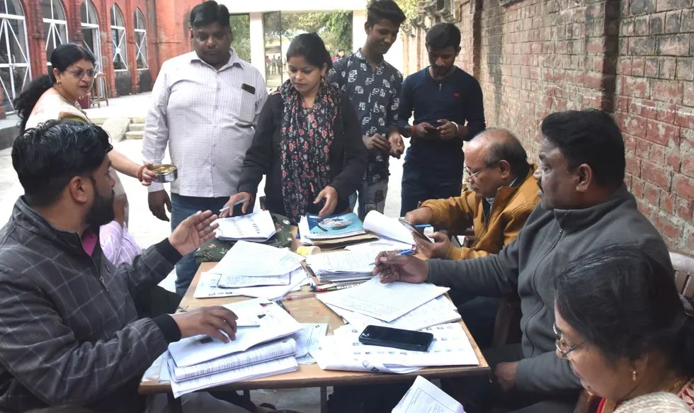 बरेली: विशेष तिथि का अंतिम दिन...वोट बनवाने को बूथों पर उमड़े लोग