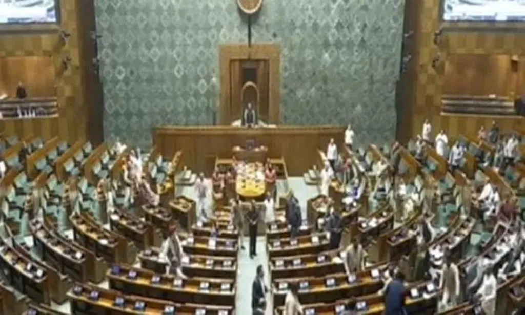 लोकसभा में विपक्ष का हंगामा, अधीर रंजन चौधरी समेत कई नेता पूरे सत्र के लिए निलंबित 