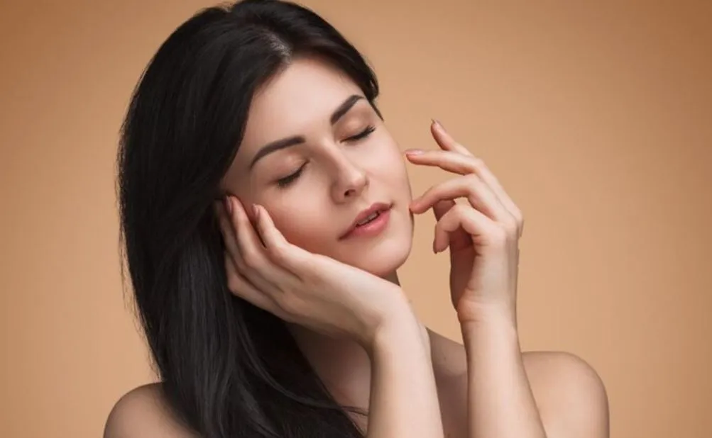 आपकी स्किन पर आएगा नेचुरल निखार, आजमाएं संतरे से बने ये फेस पैक 