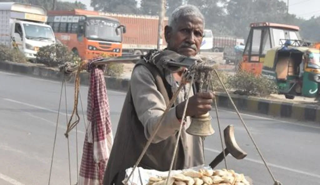 बरेली: 72 वर्ष की उम्र...रोजी रोटी के लिए हर दिन 25 किमी पैदल सफर