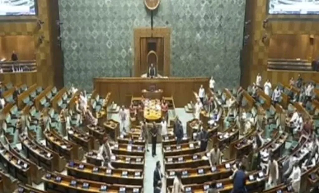 सुरक्षा चूक के मामले पर लोकसभा में विपक्ष का हंगामा, कार्यवाही दिनभर के लिए स्थगित