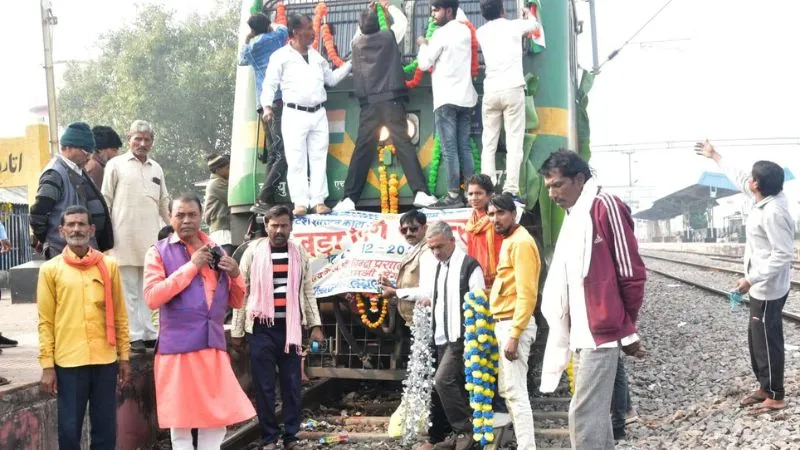  Banda News: वैदिक मंत्रोच्चार के बीच उतारी ट्रेन की आरती, लगाया भोग