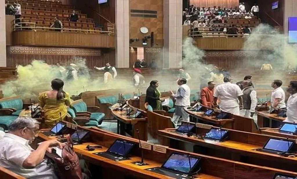 संसद की सुरक्षा में चूक का मामला: जूते के सोल में छिपाकर धुआं फैलाने वाला ‘केन’ लेकर आए थे आरोपी 