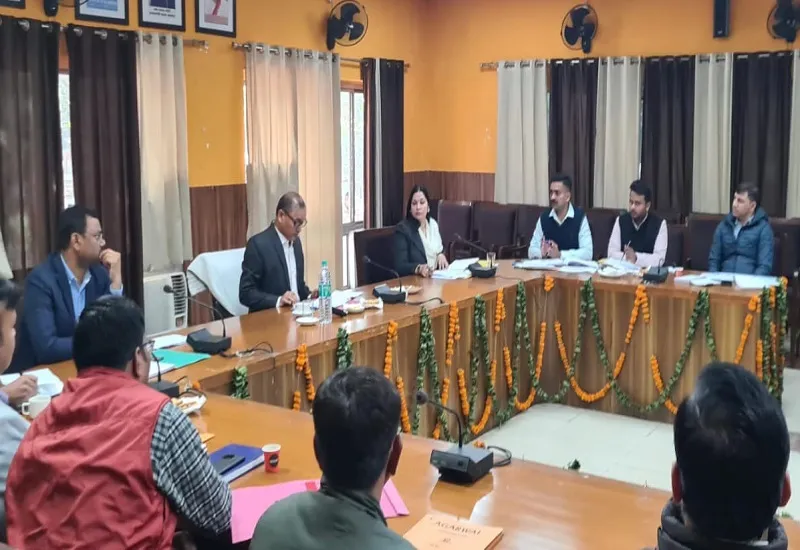 मुरादाबाद : प्रमुख सचिव सुभाष चंद्र शर्मा ने आवेदकों के सत्यापन में लापरवाही पर अधिकारियों को चेताया