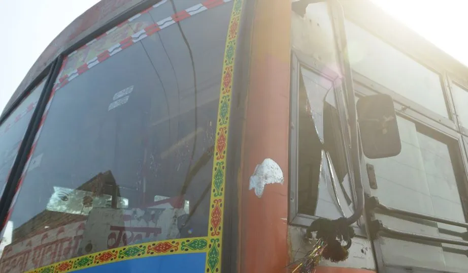 पीलीभीत: यात्रियों को ठंड से नहीं बचा पाएंगी रोडवेज बसें, टूटी खिड़कियां कहीं छोटे पड़ गए शीशे..मुसीबत का सफर 
