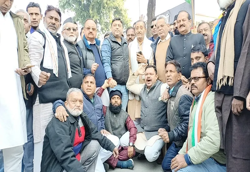 मुरादाबाद : कांग्रेस पदाधिकारियों ने कलेक्ट्रेट में किया प्रदर्शन, लोकसभा व राज्यसभा के सांसदों के निलंबन को बताया लोकतंत्र की हत्या