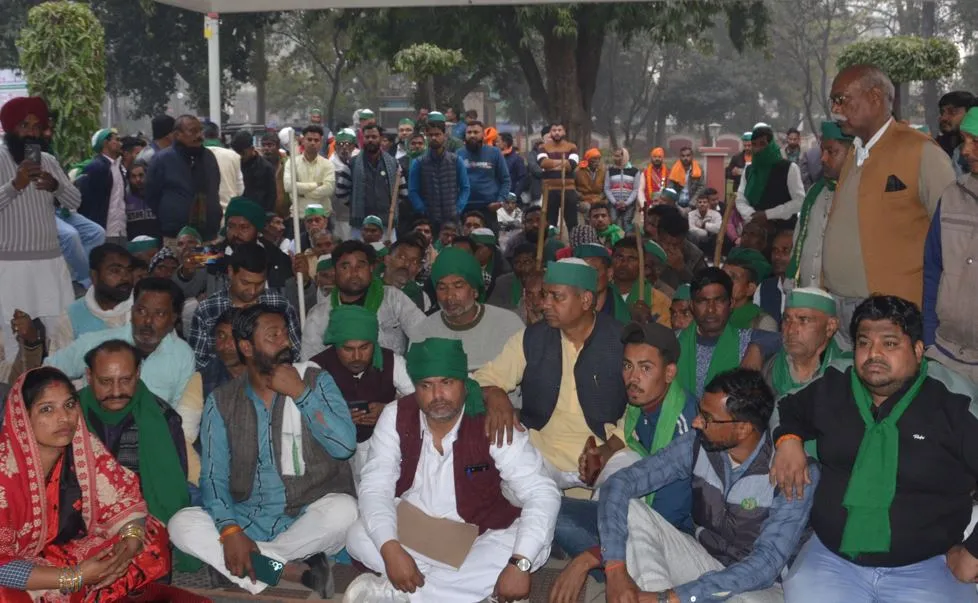 बरेली: छुट्टा पशुओं, सूखी नहरों और बकाया गन्ना भुगतान के मुद्दे पर किसानों का हल्ला बोल