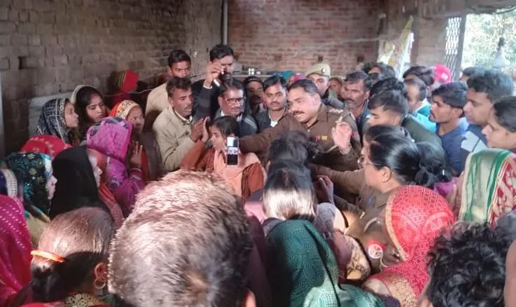 लखीमपुर-खीरी: परिजनों ने अंतिम संस्कार रोका, घर में शव रख धरने पर बैठे