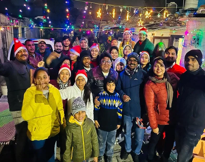 रामपुर : सुन लो मेरे भाइयों मसीहा मेरा दुनिया में आया, खुशी में घरों और चर्च में गाए गए कौरोल गीत  