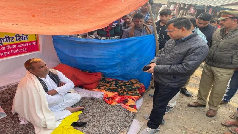 सुलतानपुर: एसडीएम ने सड़क निर्माण कार्य का दिया आश्वासन, धरने पर बैठे लोगो ने खत्म किया अनशन