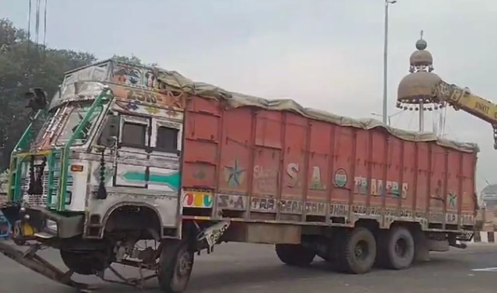 बरेली: झुमका तिराहे पर टेंपो और ट्रक की टक्कर, तीन घायल