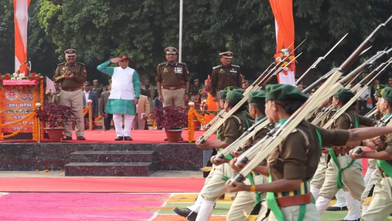 होमगार्ड स्थापना दिवस रैतिक परेड में जवानों ने मंत्री धर्मवीर प्रजापति को दी सलामी (2)