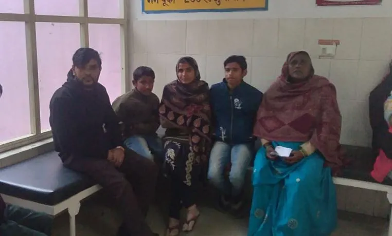 कासगंज: कोरोना को लेकर हाई अलर्ट, लेकिन जिला अस्पताल में उड़ाई जा रही धज्जियां