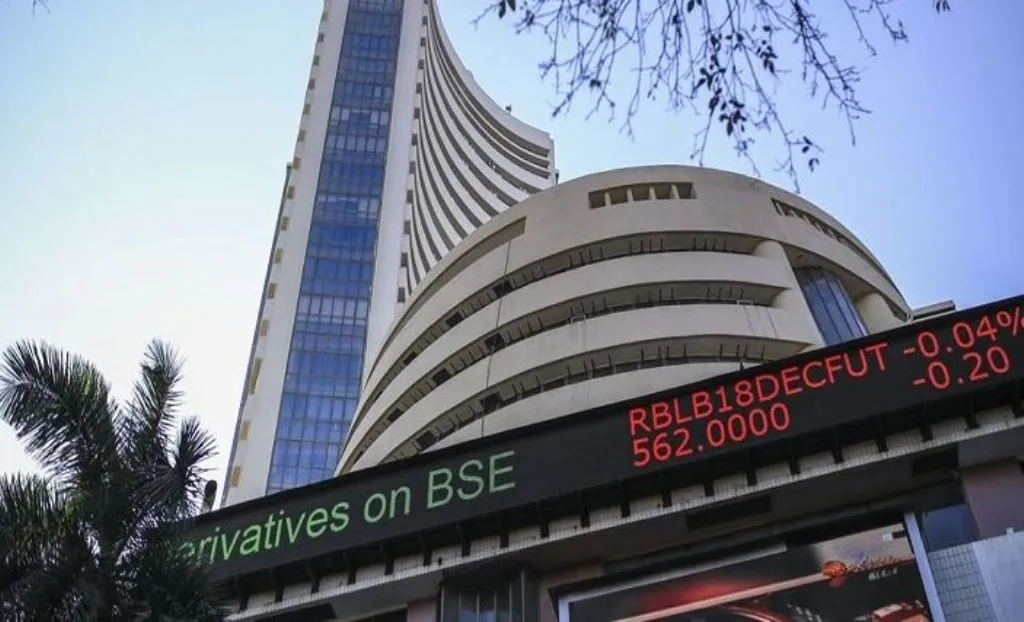 घरेलू शेयर बाजार में शुरुआती कारोबार में गिरावट, सेंसेक्स 341.46 अंक गिरा