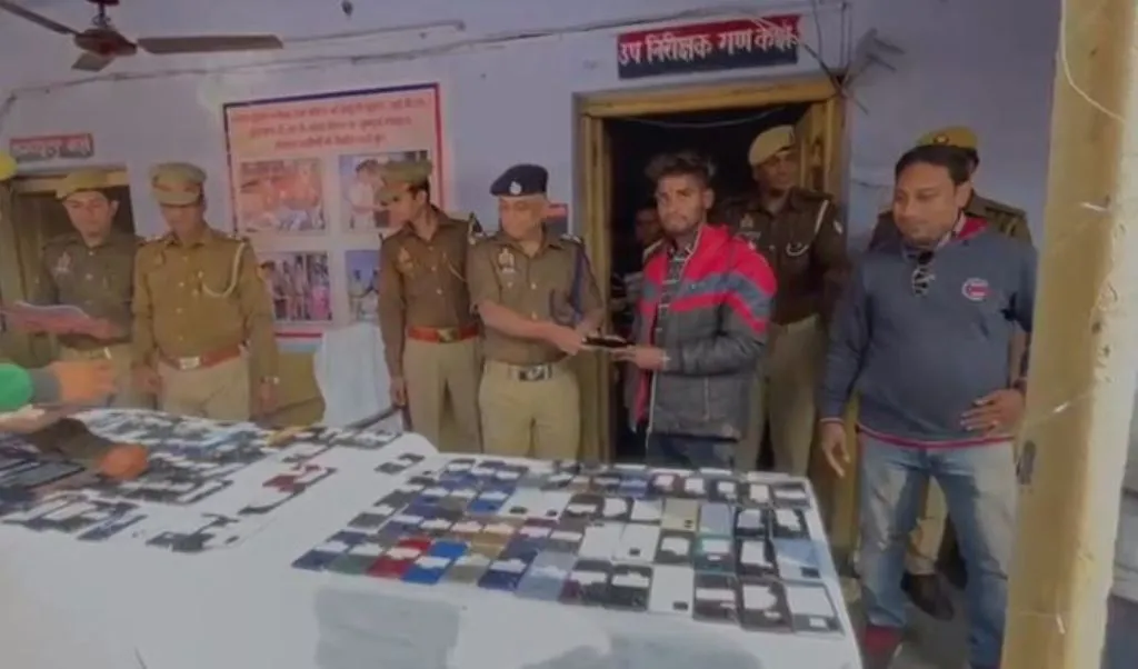 बरेली: जीआरपी पुलिस ने लौटाए गुम मोबाइल, फोन पाकर लोगों के खिले चेहरे