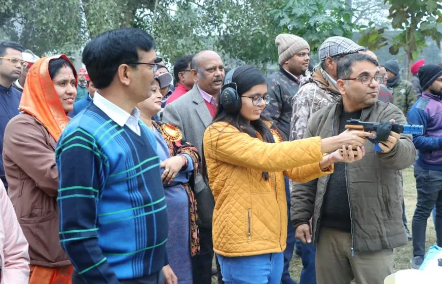 पीलीभीत: डीएम ने .32 बोर से की अचूक निशानेबाजी, पत्नी और बेटी भी नहीं रहीं पीछे..