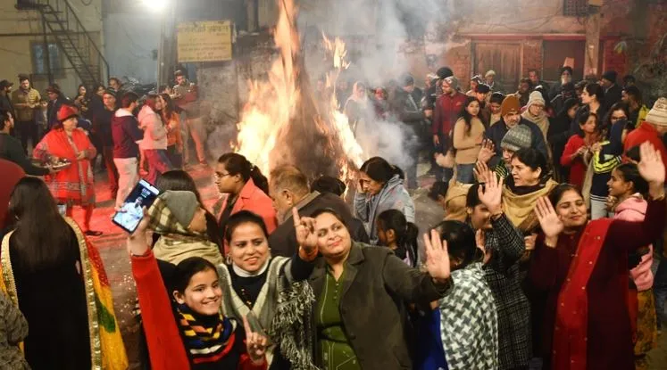 बरेली: लोहड़ी के जश्न में डूबे लोग, भांगड़ा और गिद्दा कर मनाईं खुशियां