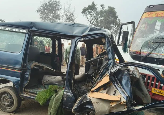 बदायूं: डीसीएम से टकराकर रोडवेज बस की चपेट में आई कार, दो बच्चे समेत तीन की मौत, सात घायल