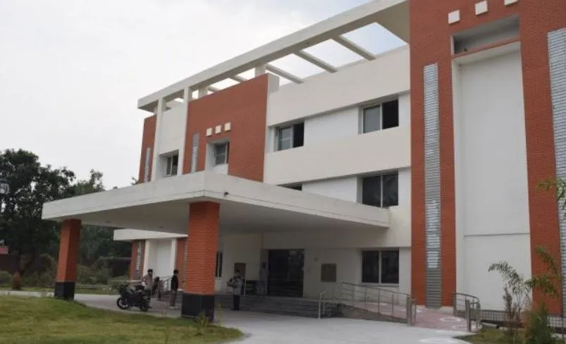 बरेली: तीन सौ बेड अस्पताल में नहीं फिजिशियन, मरीज परेशान
